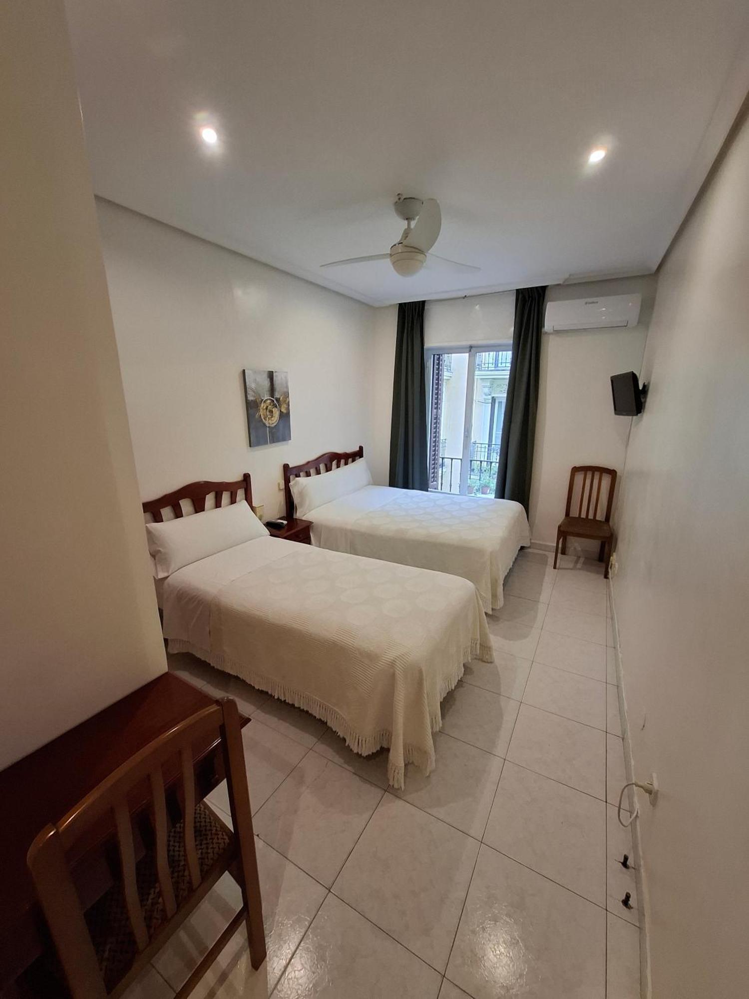 Hostal Villamanez Madrid Bagian luar foto