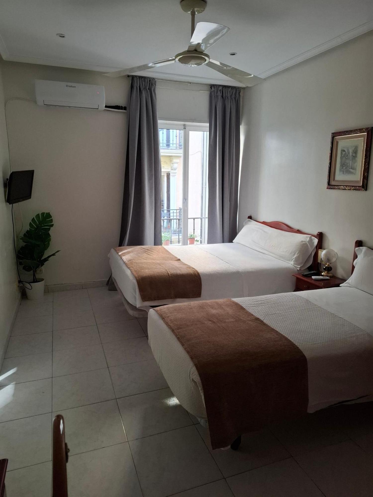 Hostal Villamanez Madrid Bagian luar foto