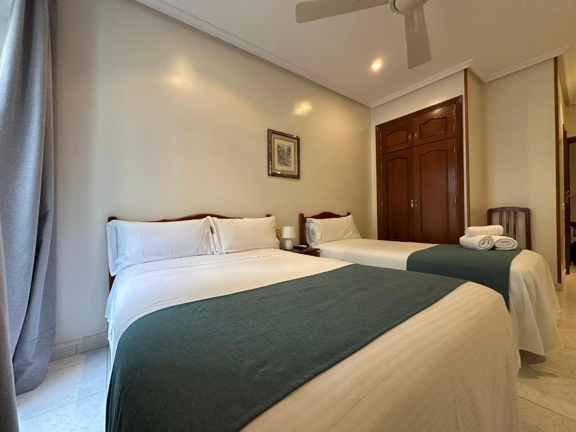 Hostal Villamanez Madrid Bagian luar foto