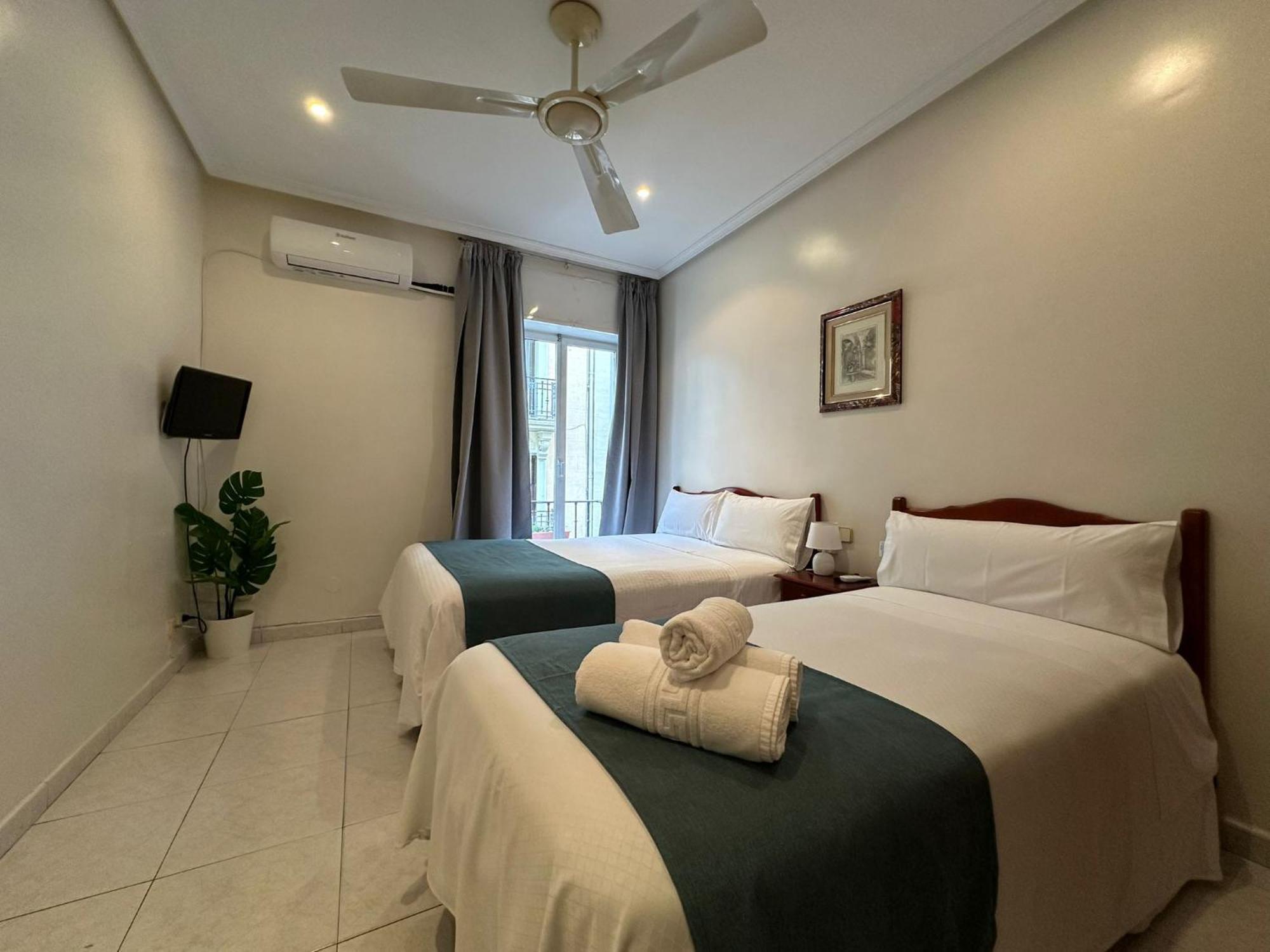 Hostal Villamanez Madrid Bagian luar foto