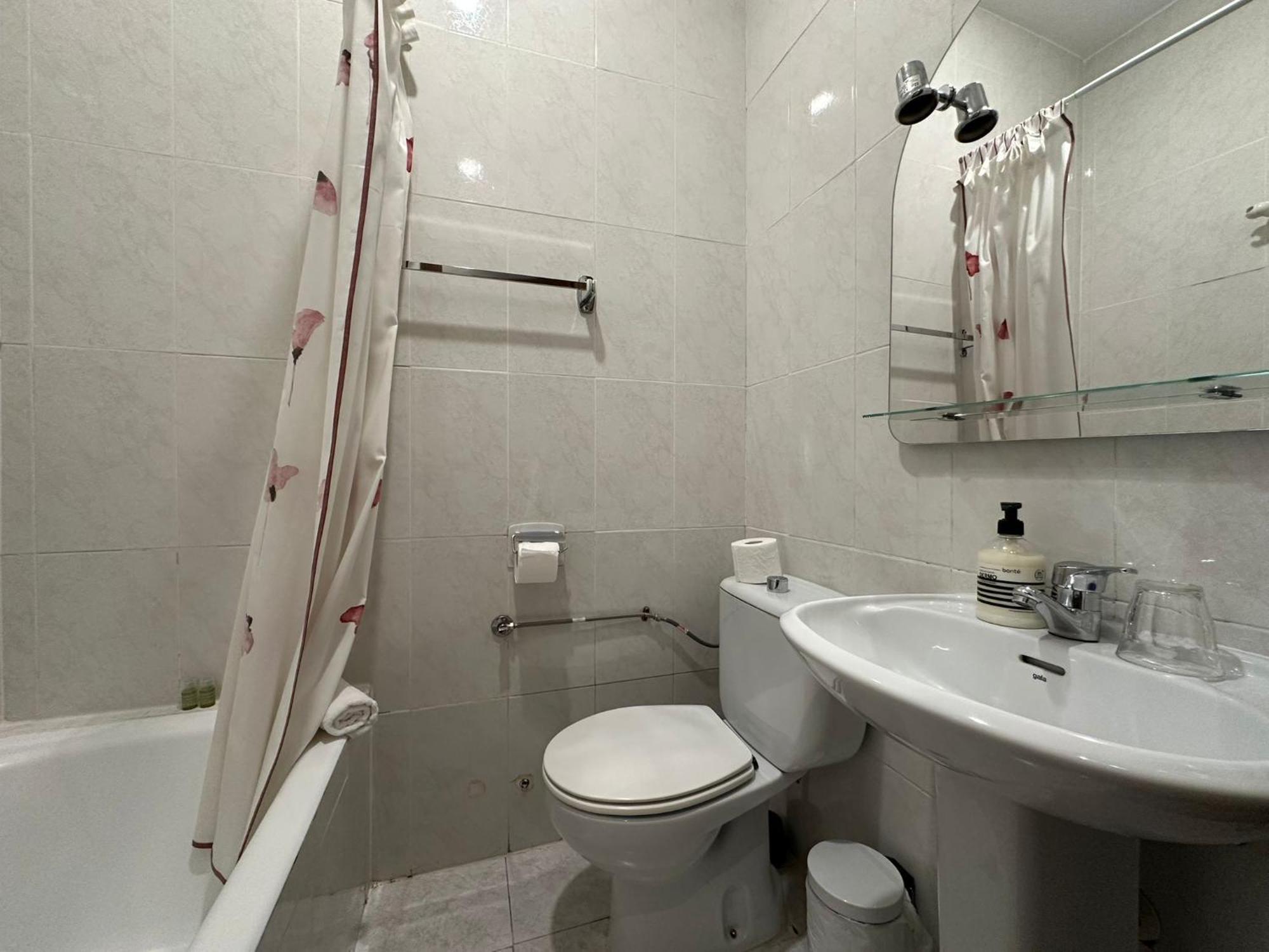 Hostal Villamanez Madrid Bagian luar foto