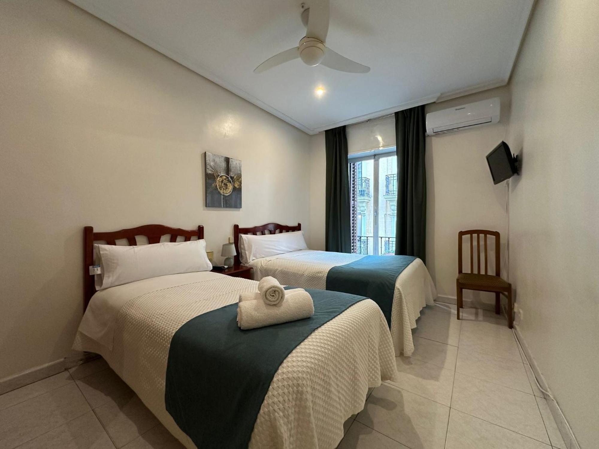 Hostal Villamanez Madrid Bagian luar foto
