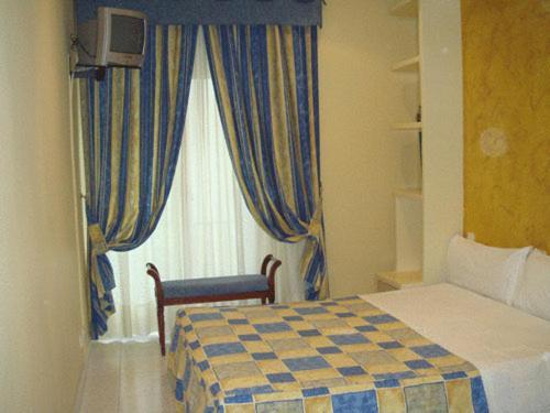 Hostal Villamanez Madrid Bagian luar foto